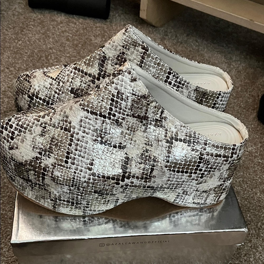 Elegant Snakeskin Pattern Women's Mules